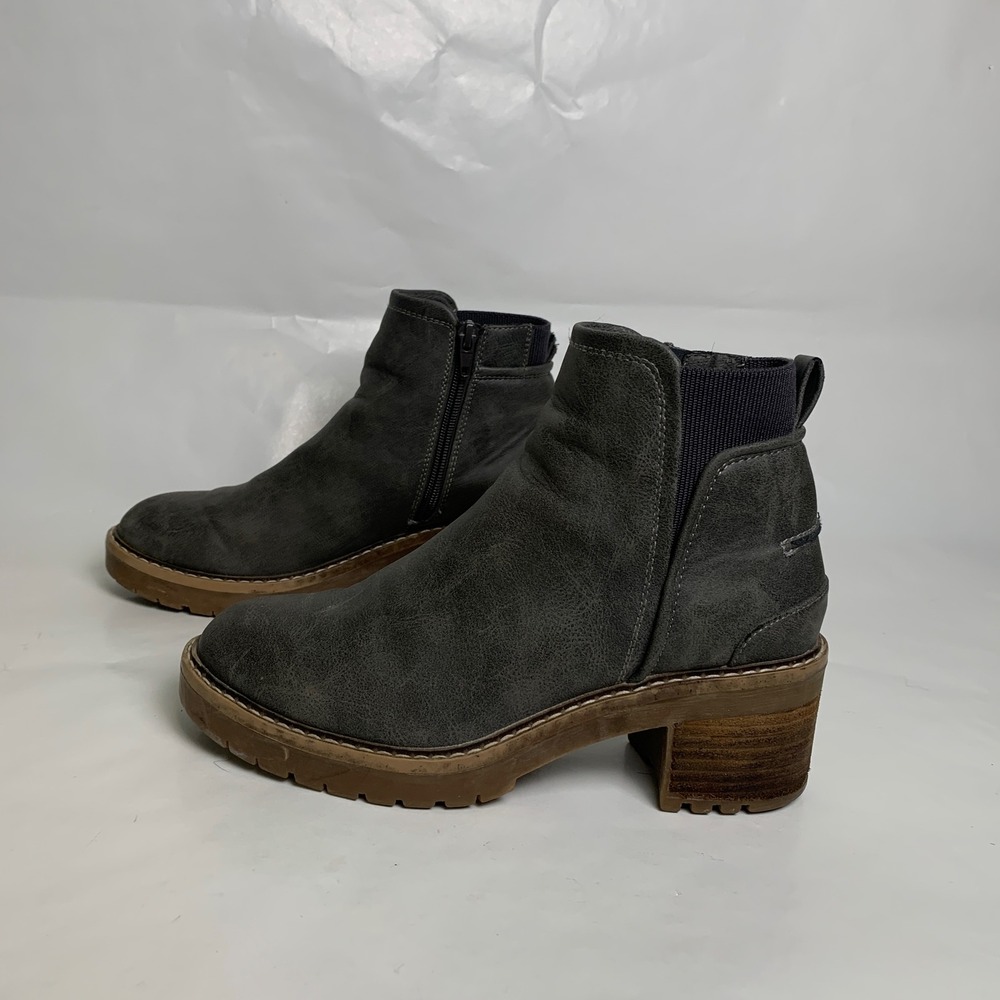 B-52 by Bullboxer Gray Distressed Lug Sole Block Heel Ankle Boots Womens 7 Flaw